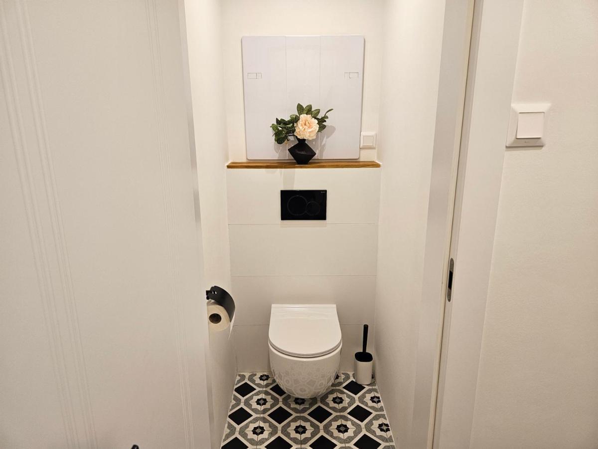 Design Apt In Old Town-Free Parking-Balcony Pozsony Kültér fotó
